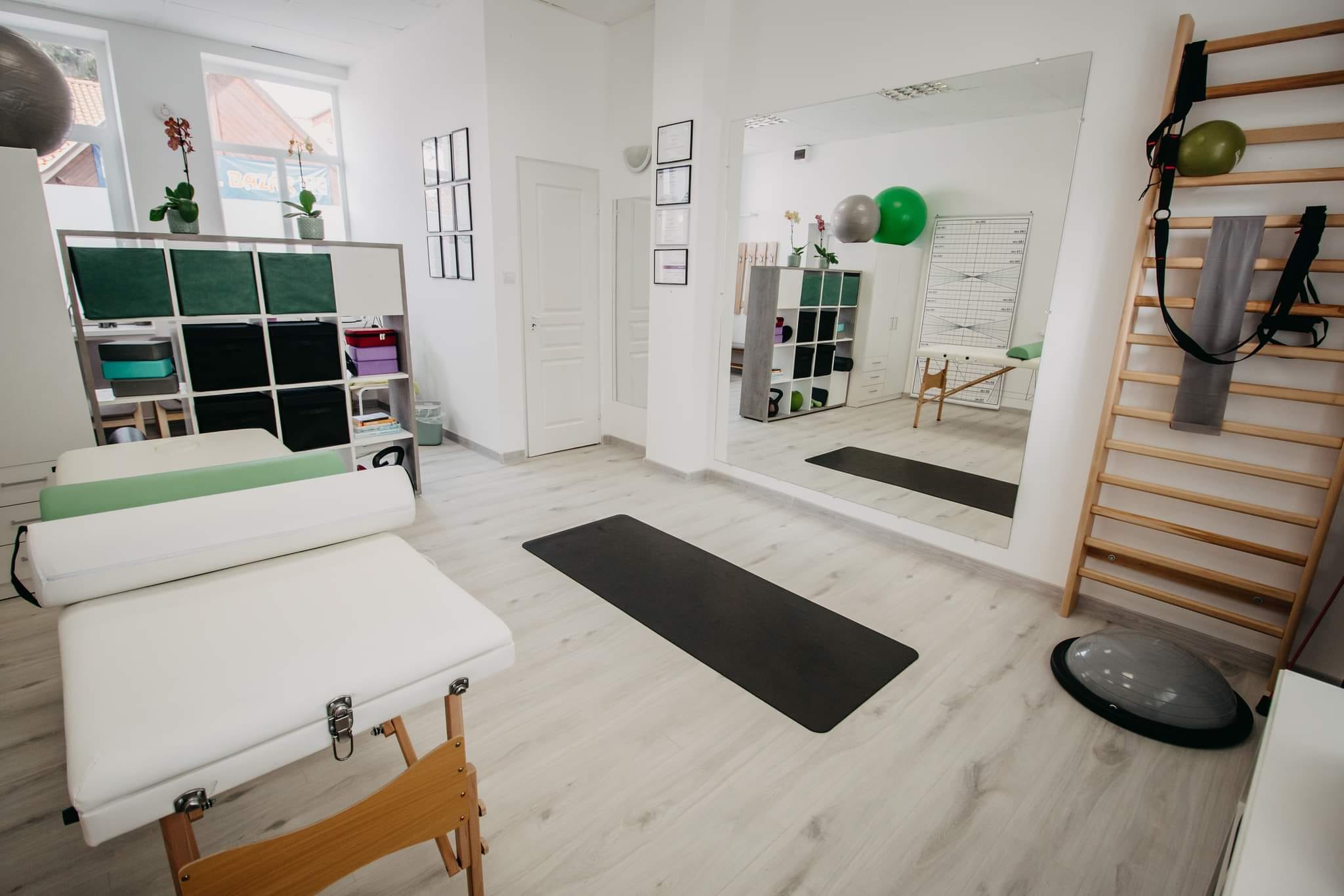 A Physio & More rendelő — kezelőasztal, tükör, bordásfal és eszközök